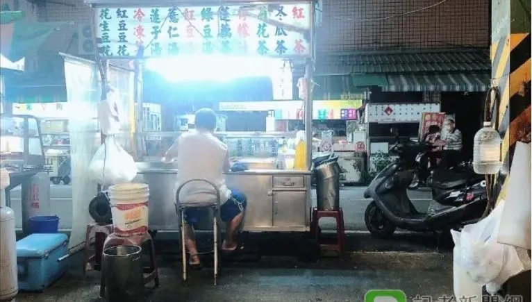 影/超噁！高雄夜市豆花攤塑膠杯重複用　「一桶水過水1秒再拿抹布擦」