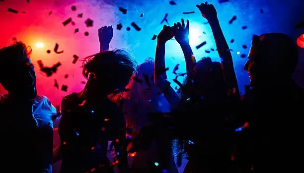 夜店狂歡藏危機！18歲正妹慶生遭下藥　「全身扭曲」瘋狂抽動