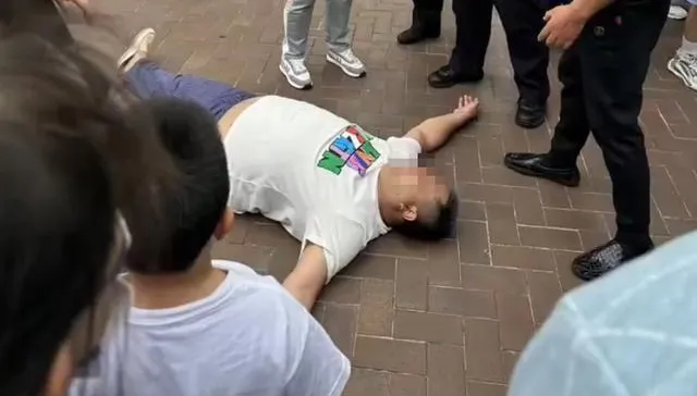 影/「上海版馬東石」迪士尼內囂張抽菸　與工作人員爆肢體衝突致下午遊行全取消