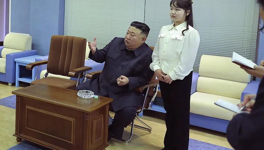 金正恩頻頻帶女兒亮相疑為鞏固金氏王朝　北韓第一千金幫爸「拿火柴」趣照曝光