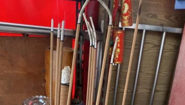 台中土地公香爐現神蹟！香灰「比愛心」嗨翻眾人　專家：許願祈福趁現在