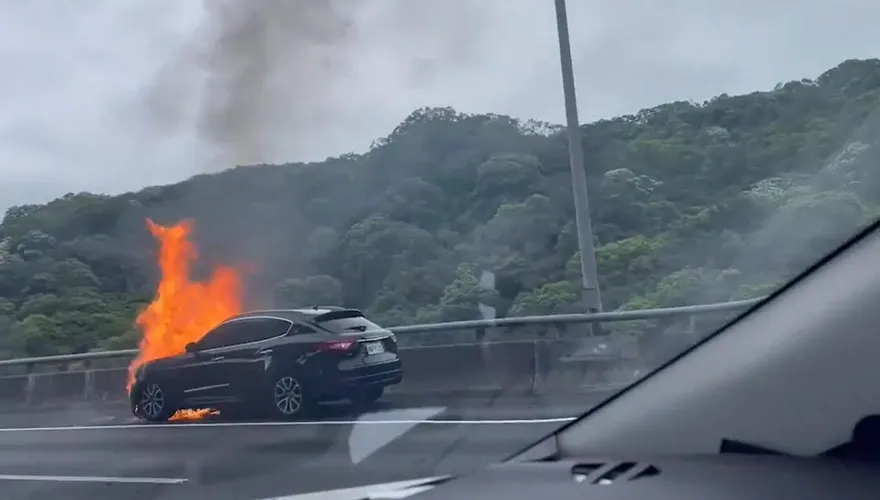 快訊/國1南向林口段驚傳火燒車　瑪莎拉蒂車頭竄燒冒3公尺烈焰