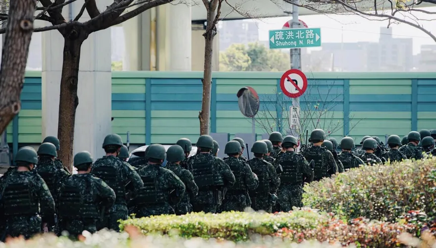 菜要認命？！電蚊拍狂敲士兵頭　陸軍十軍團曝真相「這人慘了」