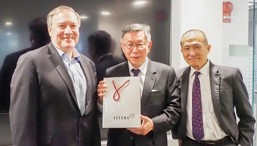 柯文哲見了「放鳥蔡英文的蓬佩奧」！網酸：塔綠班崩潰在廁所