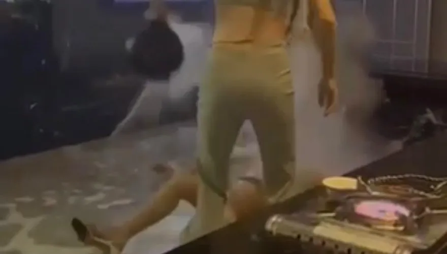 影/比男人還狠！兩女KTV互毆　突抄起滾燙火鍋直接淋頭　白衣正妹當場毀容