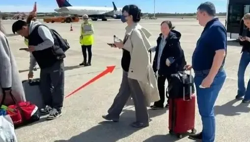 才和謝霆鋒世紀牽手！53歲王菲驚傳懷孕　側面凸肚照曝光