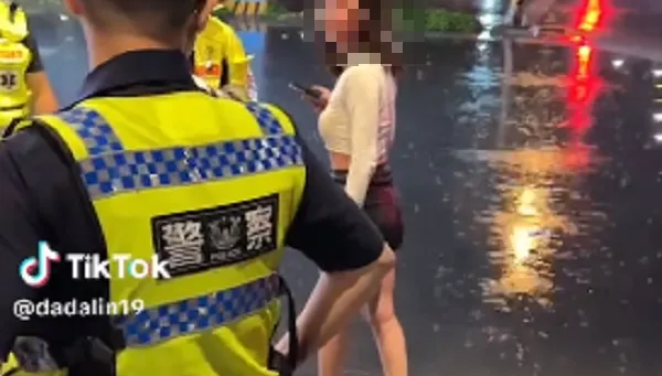 影/滾湯澆臉紅通通！八大女「赤腳淡定指兇手」：他們3個　網讚有夠強