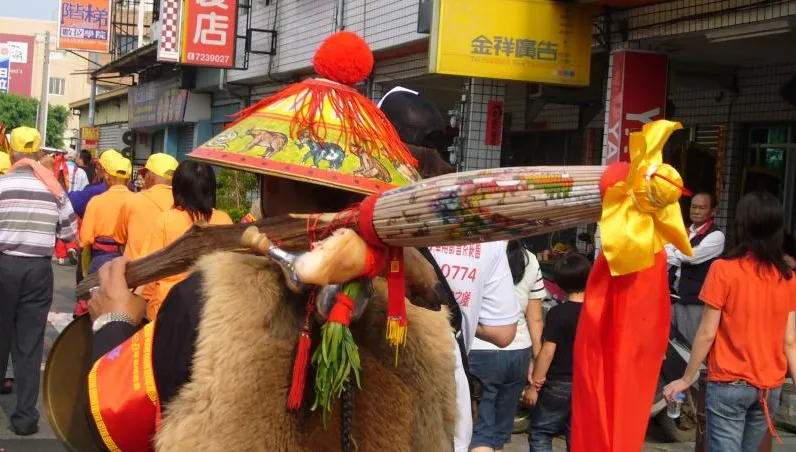 大甲媽遶境/媽祖遶境必備角色！「報馬仔」領駕出巡、全身裝備藏玄機