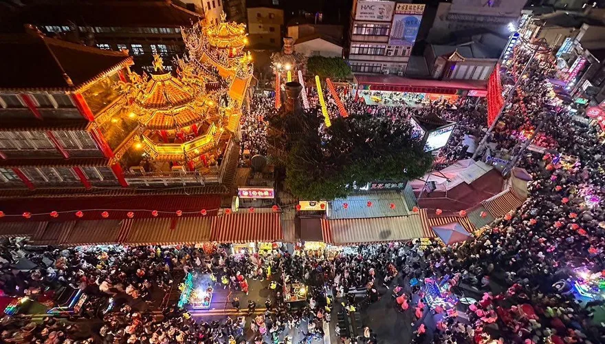 大甲媽遶境/寸步難行！大甲媽遶境10萬信徒參拜　聞救護車鳴笛聲道路秒淨空