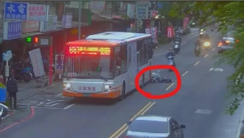 逃不掉！中和少年騎機車追尾公車　警到場抓包是土城當鋪槍手