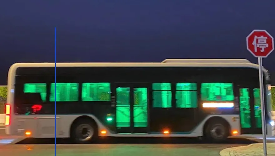 影/「鬼公車」來了！上海公車深夜冒綠光　嚇壞一票網友：在拍恐怖片？