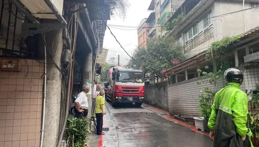 北投近百戶突大停電！混凝土車「逆向擠窄巷」勾斷電纜釀禍