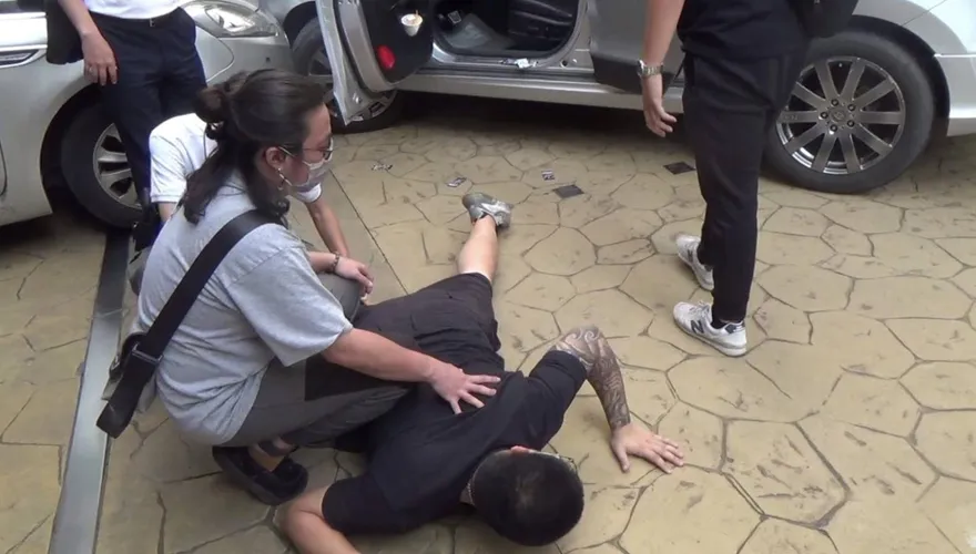 台中肉商淪毒蟲！遭警狼狽拖出車外壓制　毒品撒滿地