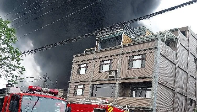 影/桃園八德布工廠竄惡火幸無人傷亡　現場濃煙蔽天畫面曝光