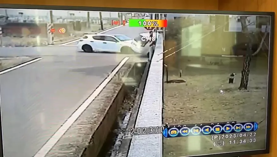 影/台南車禍釀3傷！轎車90度側翻卡電桿　撞擊影像曝光