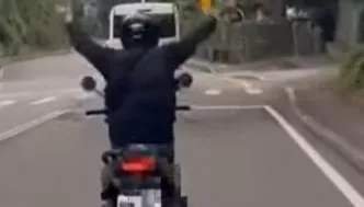 特技表演？騎車突放雙手狂抖動　網友笑稱「我以為他觸電」