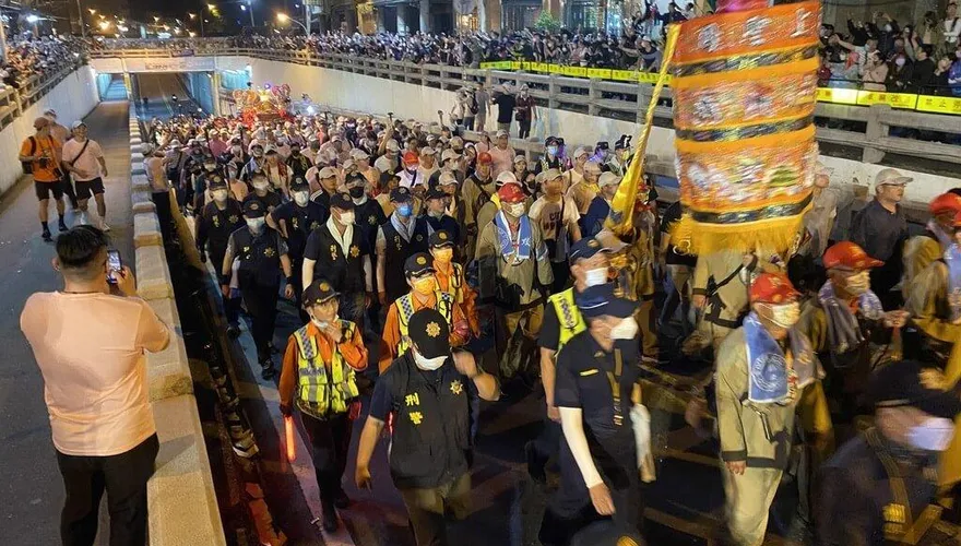 大甲媽遶境/白狼不為難顏清標！600警壓境　大甲媽鑾轎5min過「一級戰區」