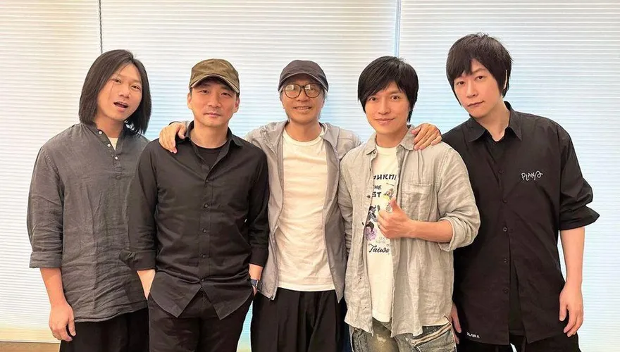 周星馳合體五月天！驚喜合照曝光　首張單曲一炮而紅