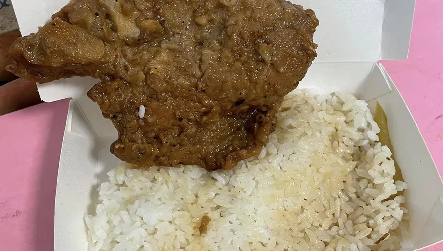 花80元買排骨飯「看到了寂寞」！氣炸留負評被老闆洗臉　她認真檢討自己