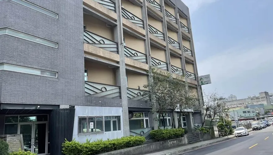 快訊/新店摩鐵驚爆命案！2女「交疊坐樓梯」明顯死亡　清晨被男伴載入房