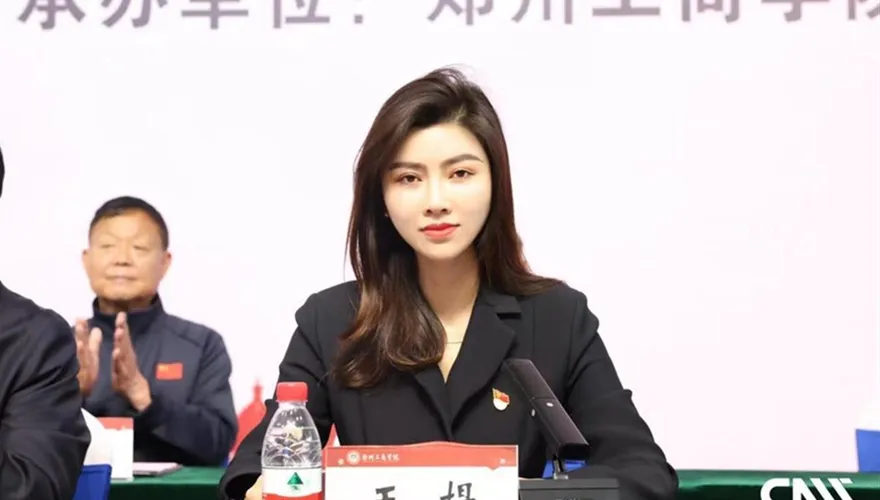 教育界「顏值天花板」！美女校長主持籃賽意外暴紅　網友驚呼：還招生嗎？