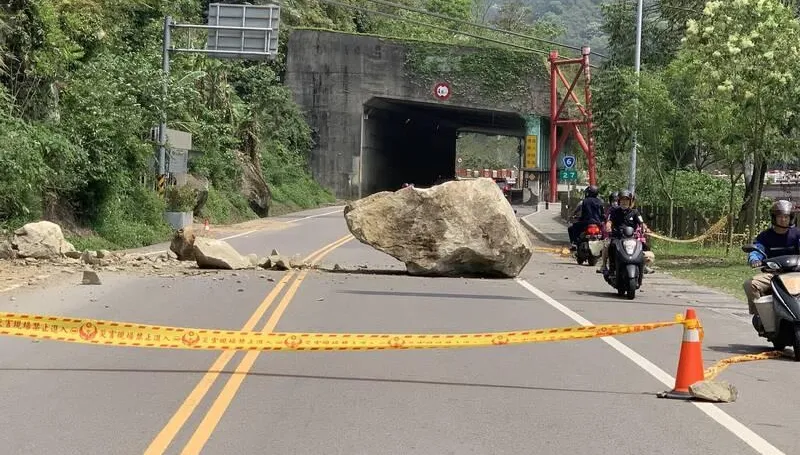 台6線苗栗公館磺坑路巨石掉落！幸未砸到人、僅單線通行