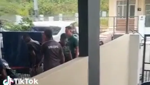 影/大義滅親！馬來西亞媽開齋節前夕報警抓「毒蟲兒」　稱「關久一點才會改」