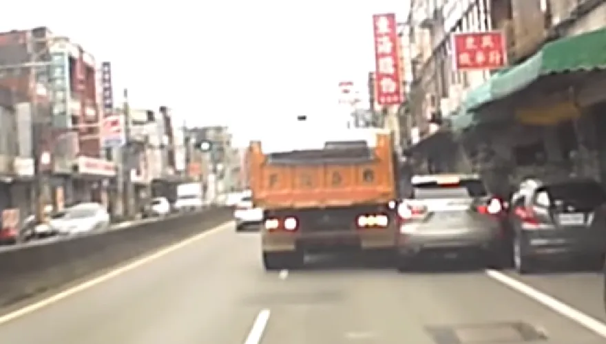 影/生死一線間！砂石車邊開邊往外擠　休旅車成夾心餅乾