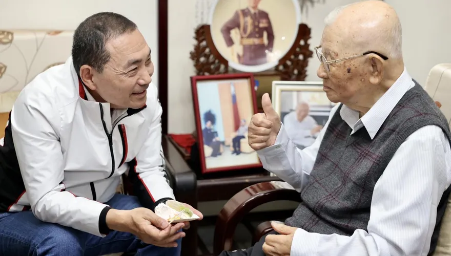 侯友宜請益行程啟動　105歲的許歷農「比讚」給8字箴言