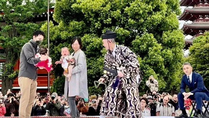 影/先哭就贏了！日本淺草寺嬰兒「哭哭相撲」比賽　睽違4年再登場