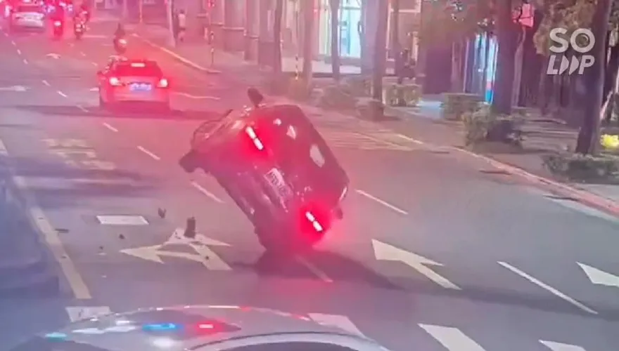 影/失控片！北市轎車自撞側飛烏龜翻　男食指斷送醫