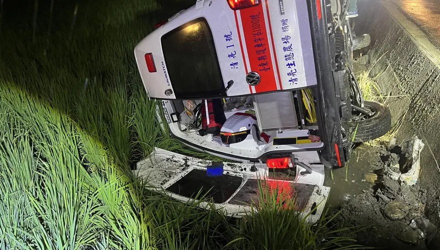 影/慘！台東救護車衝進田　待救患者疑失去呼吸心跳