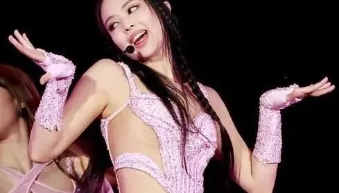 Jennie科切拉性感大解放！火辣戰服超狂「無罩」設計　網嗨爆：無所遁形