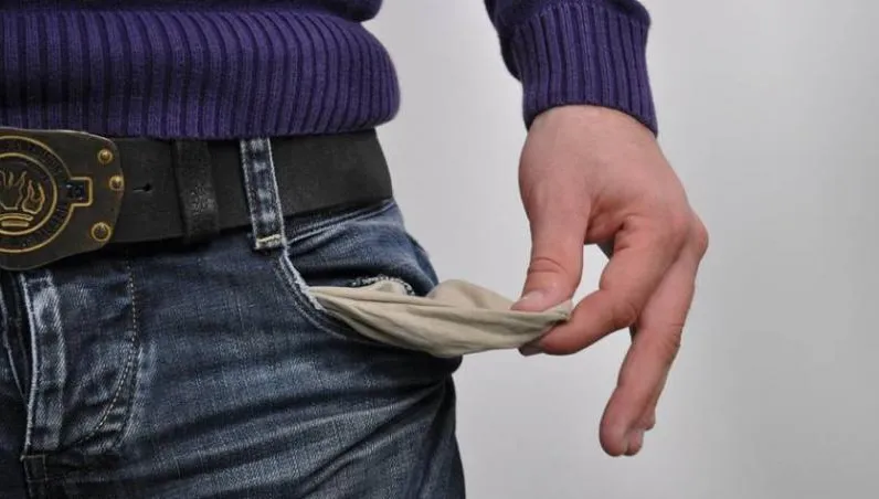 年輕人遭貼標籤精緻窮、躺平族　網酸：月入30K以下怎麼存？
