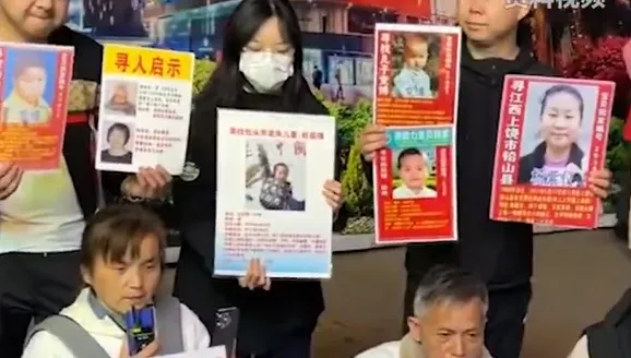 影/被拐兒童家人搭「淄博燒烤」熱潮舉牌尋親　陸網友大讚：蹭的好！