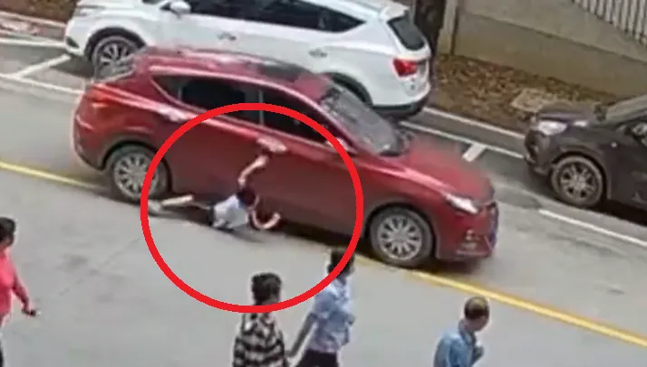 影/男童開車門遭父拖行輾腿　起身「第一反應」網友心疼：平時沒少被打