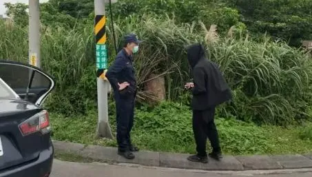 影/「黑衣蒙面男」尾隨跟蹤4小時！企鵝妹環島行嚇壞　警到場竟還被他譙粗話
