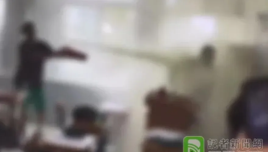 乾粉滅火器當水槍玩！台南屁孩教室開慶生趴　瘋狂射擊一片粉塵