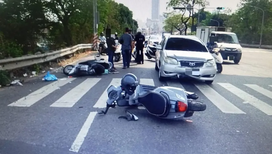 大媽開車硬肛偉士牌！　「騎到一半被強迫衝浪」騎士站立3秒慘摔