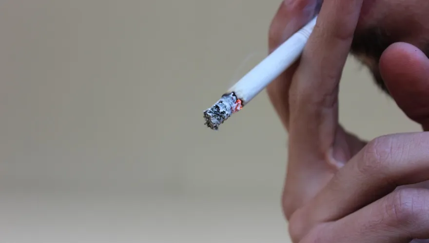 抽菸不只傷肺！ 小心滿口黃牙刷不掉還生口臭