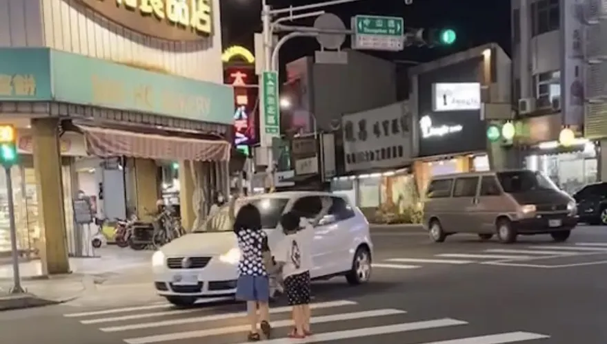 影/姊弟綠燈走斑馬線白車右轉未煞險撞　父錄影怒罵：你不用讓喔！