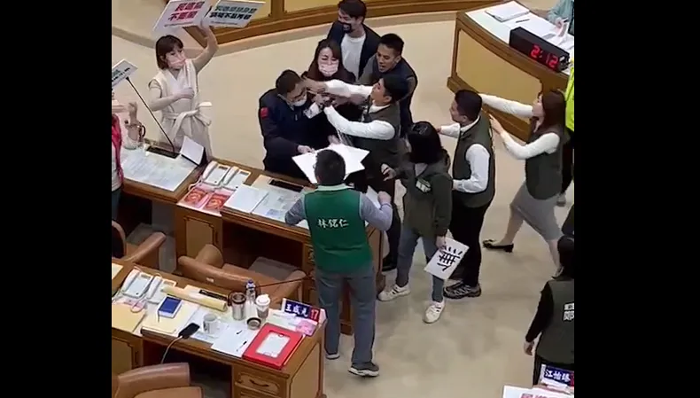 影/新北市議會打架了　民進黨廖宜琨「巴頭」國民黨廖先翔醜行曝光