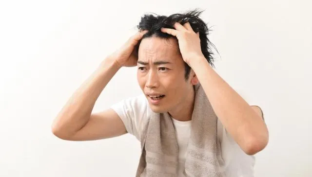 髮際線稀疏已不是老年人的專利！醫：平常應多注意「這2點」