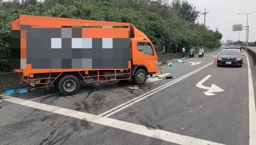 影/衰！竹南台61線兩貨車撞擊漏油　隔天4騎士經過犁田慘摔