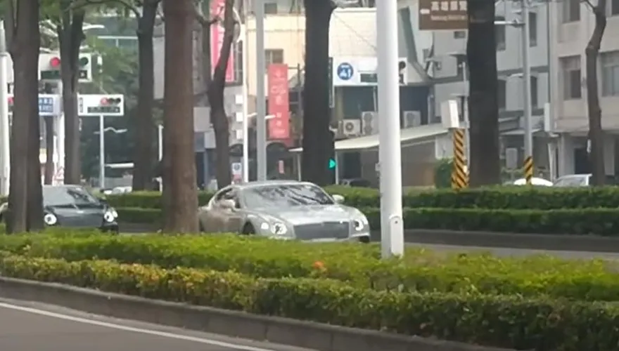 影/高雄街頭驚見3億「賓利車隊」！專家建議「閃遠一點較安全」