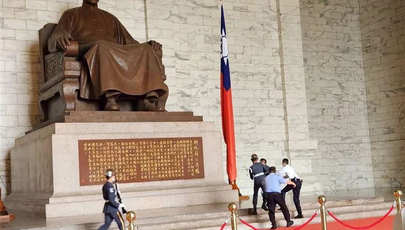 影/獨派男攜漆彈槍衝進中正紀念堂　射擊蔣公銅像遭制伏