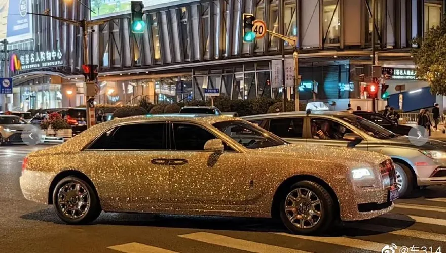 影/太炫了！上海街頭驚現「全車滿鑽勞斯萊斯」　路人狂拍照：有夠奢華
