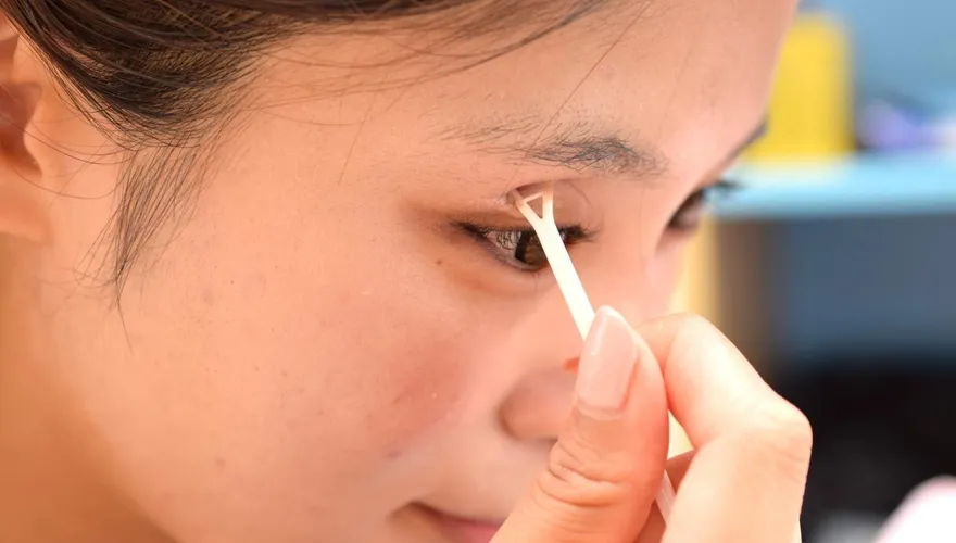 擁有深邃雙眼！她長期使用「雙眼皮貼」　醫搖頭：注意2風險