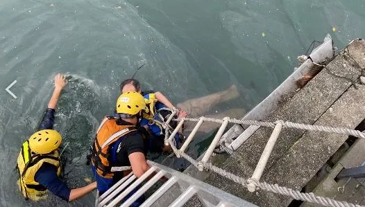 快訊/雙手遭綁住！基隆海洋廣場驚傳男子落海　警消緊急救援