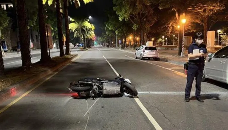 影/高雄某「高中學霸」深夜自撞分隔島！領照未滿月當場身亡